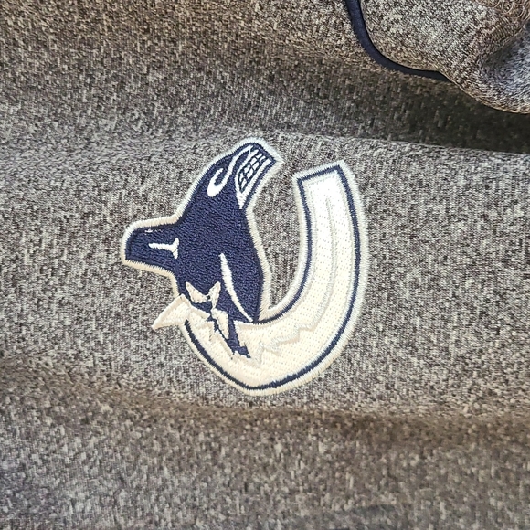 Vancouver Canucks sweater - Picture 2 of 3